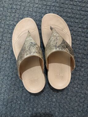 FitFlop Womens Glitter Toe-Loop Sandals in Light Beige and Gold